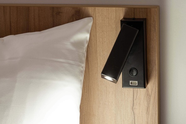 Työpöytä, pimennysverhot, äänieristys, silitysrauta/-lauta