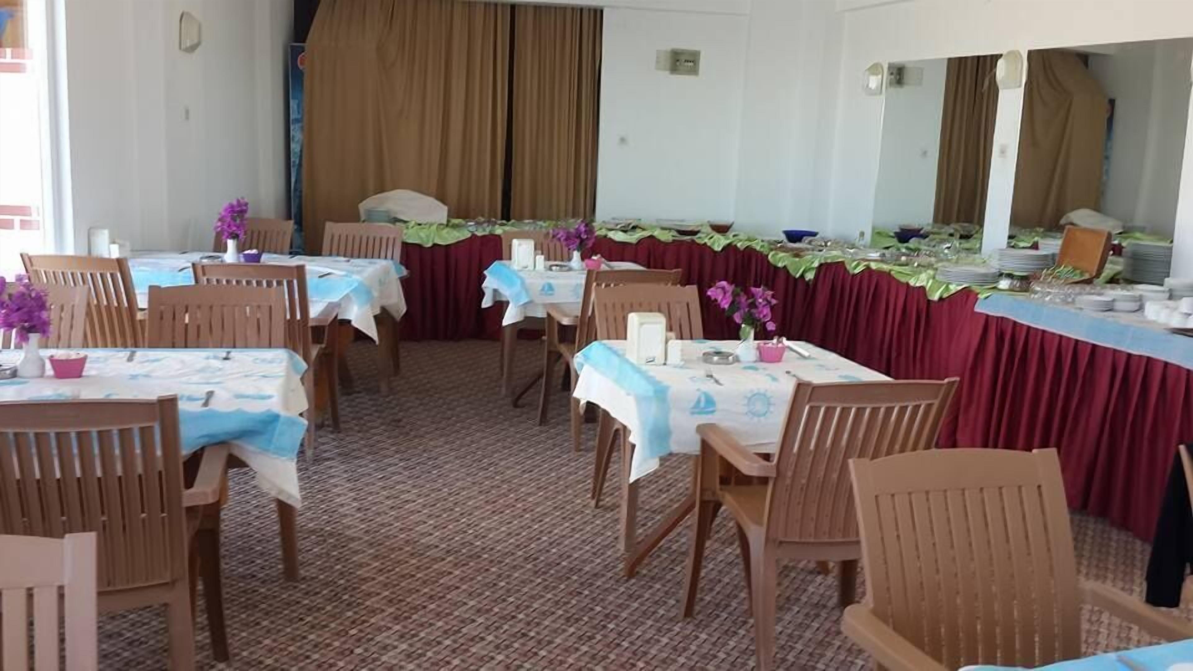 free daily breakfast