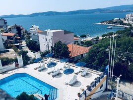 Una piscina al aire libre