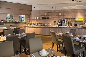 Daily buffet breakfast for a fee - Residhome Courbevoie La Défense (Courbevoie)