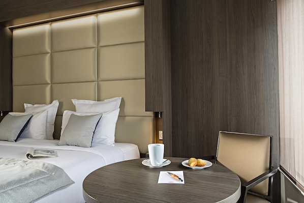Una habitación de hotel con una cama, una mesa redonda para comer y una silla.