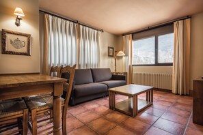 책상, 유아용 침대, 무료 WiFi, 침대 시트