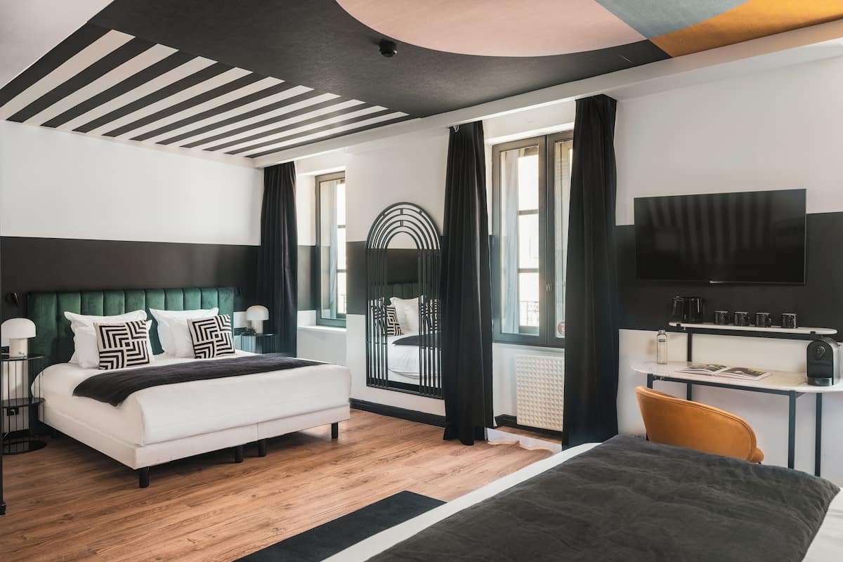 family room 4 persons | premium bedding, in-room safe, desk, soundproofing