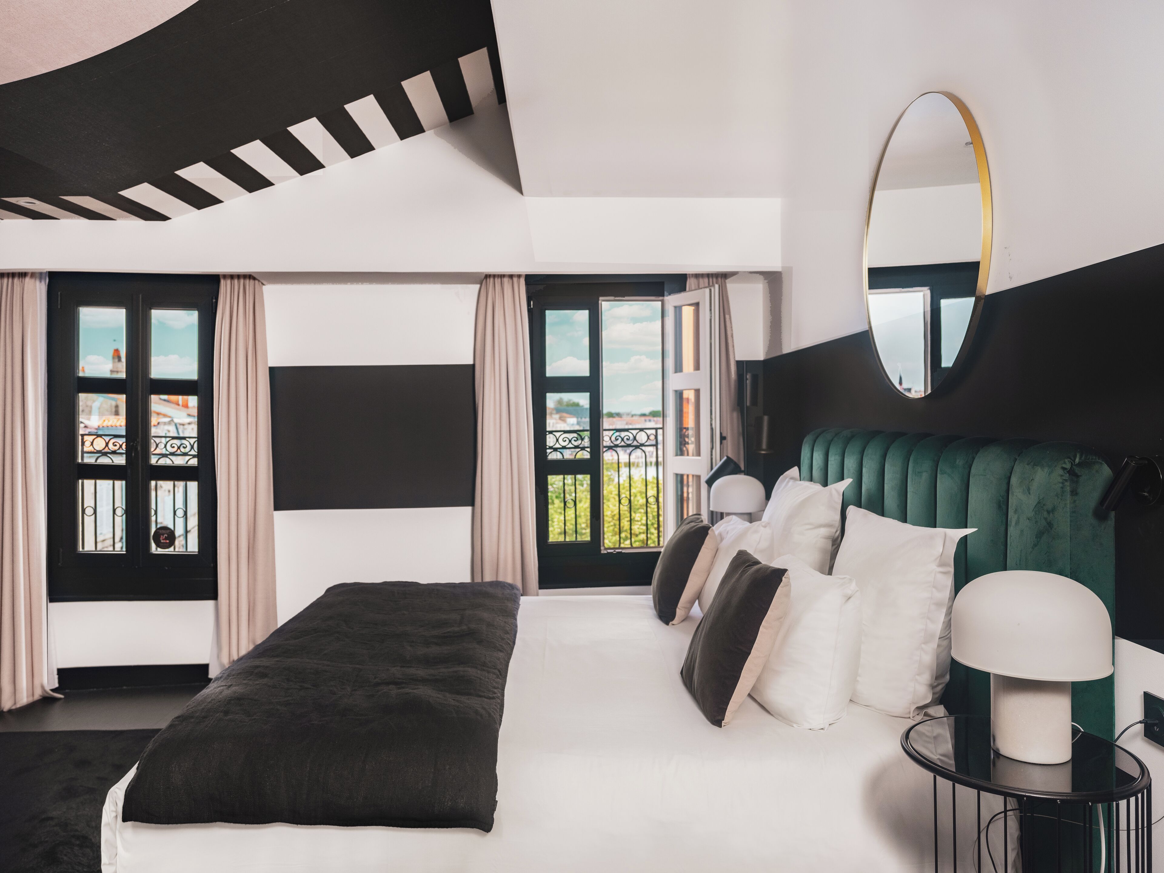 Junior studio | Luxe beddengoed, een kluis op de kamer, een bureau, geluiddichte muren