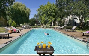 Piscine extérieure, chaises longues