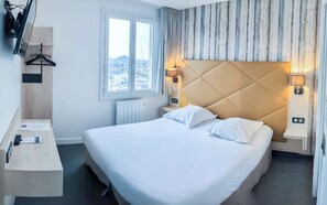 Chambre Confort Double ou avec lits jumeaux, vue port | Literie de qualité supérieure, bureau, rideaux occultants