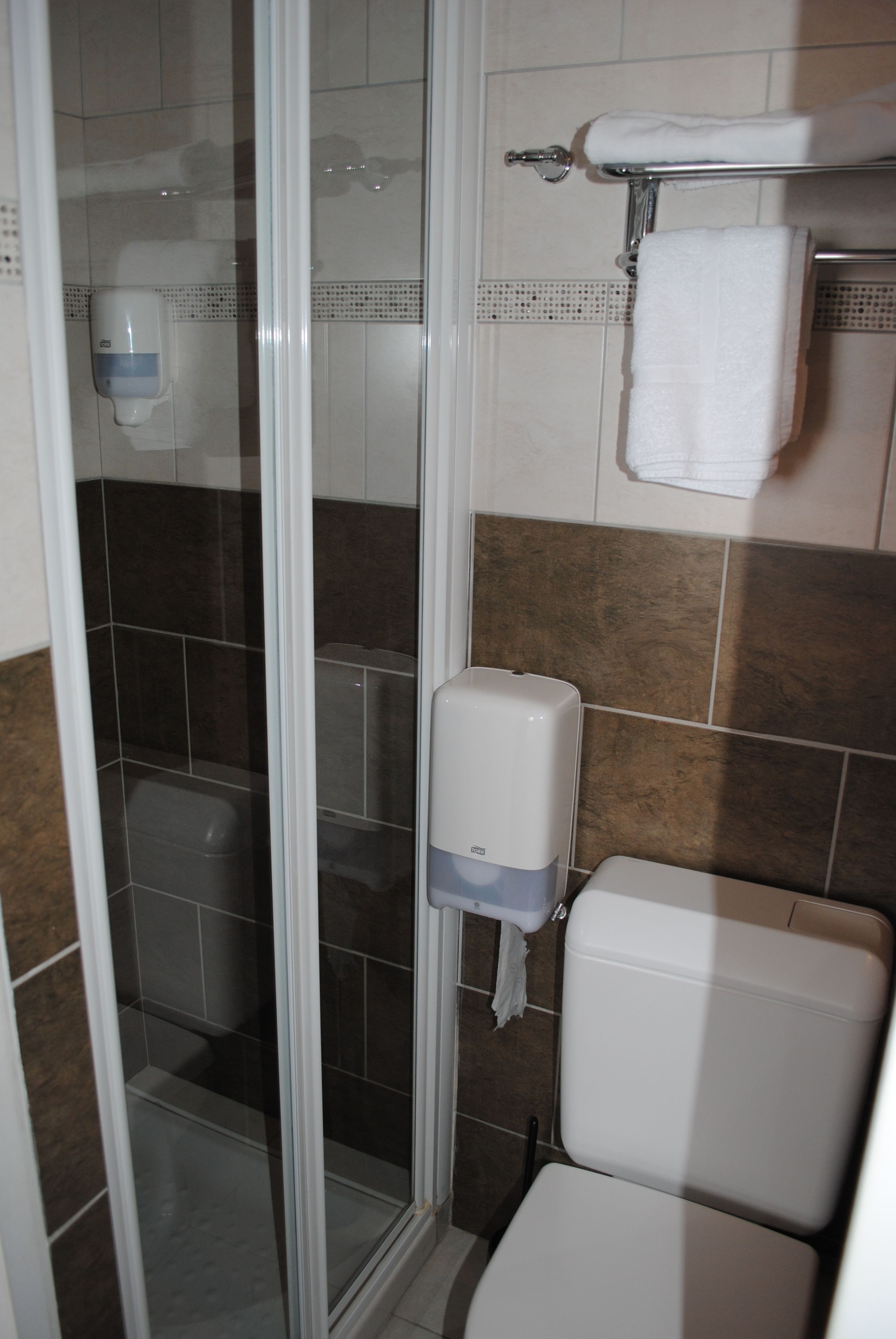 standard single room | bathroom | shower, hair dryer, towels