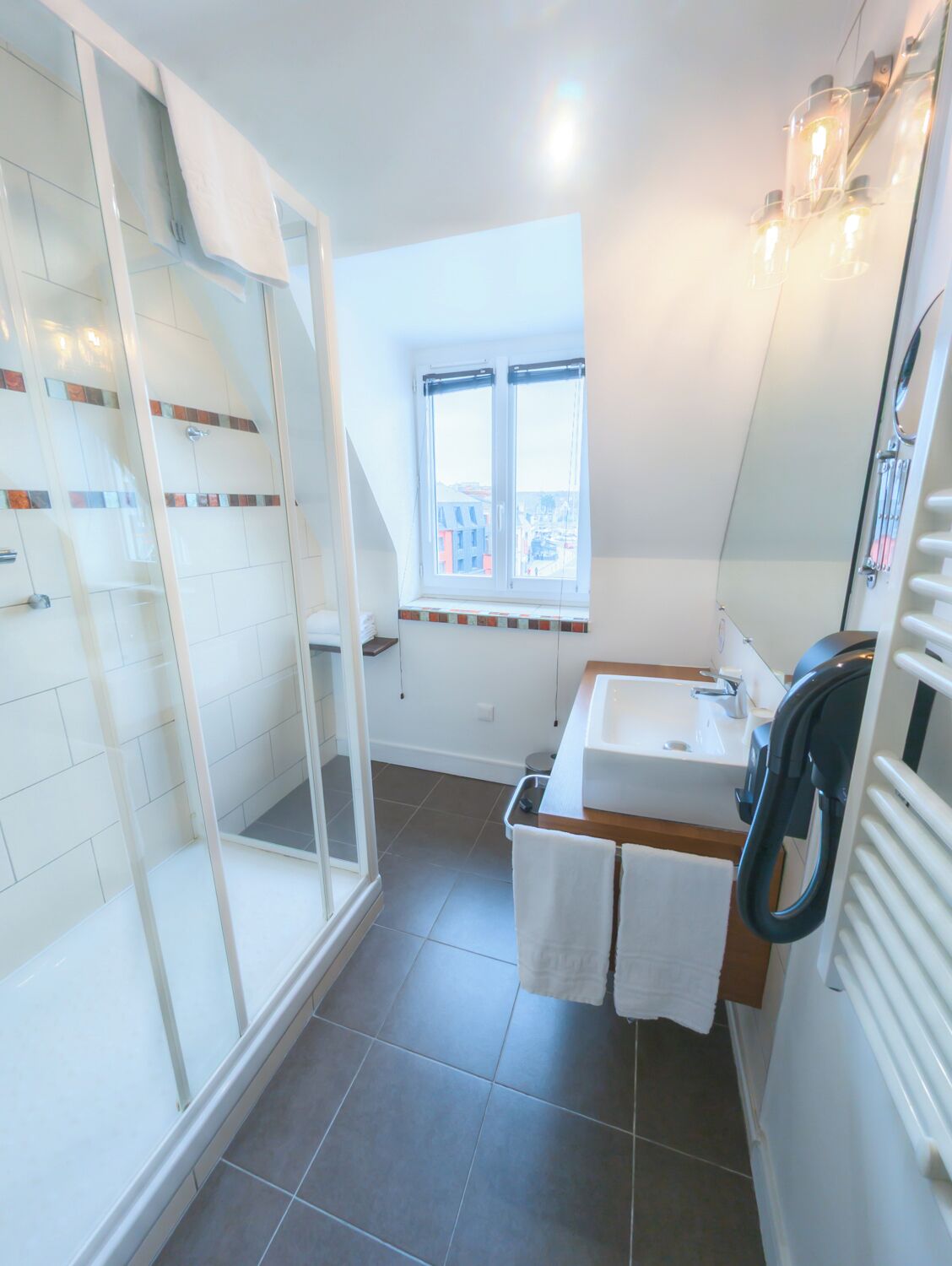 superior double room, harbour view | bathroom | shower, hair dryer, towels