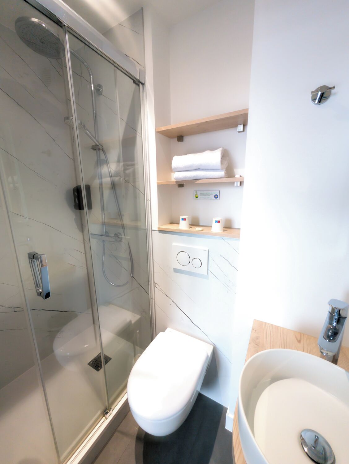 comfort double or twin room, harbour view | bathroom | shower, hair dryer, towels