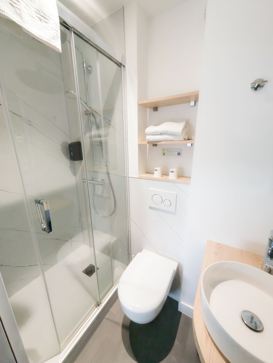 comfort double room, city view | bathroom | shower, hair dryer, towels
