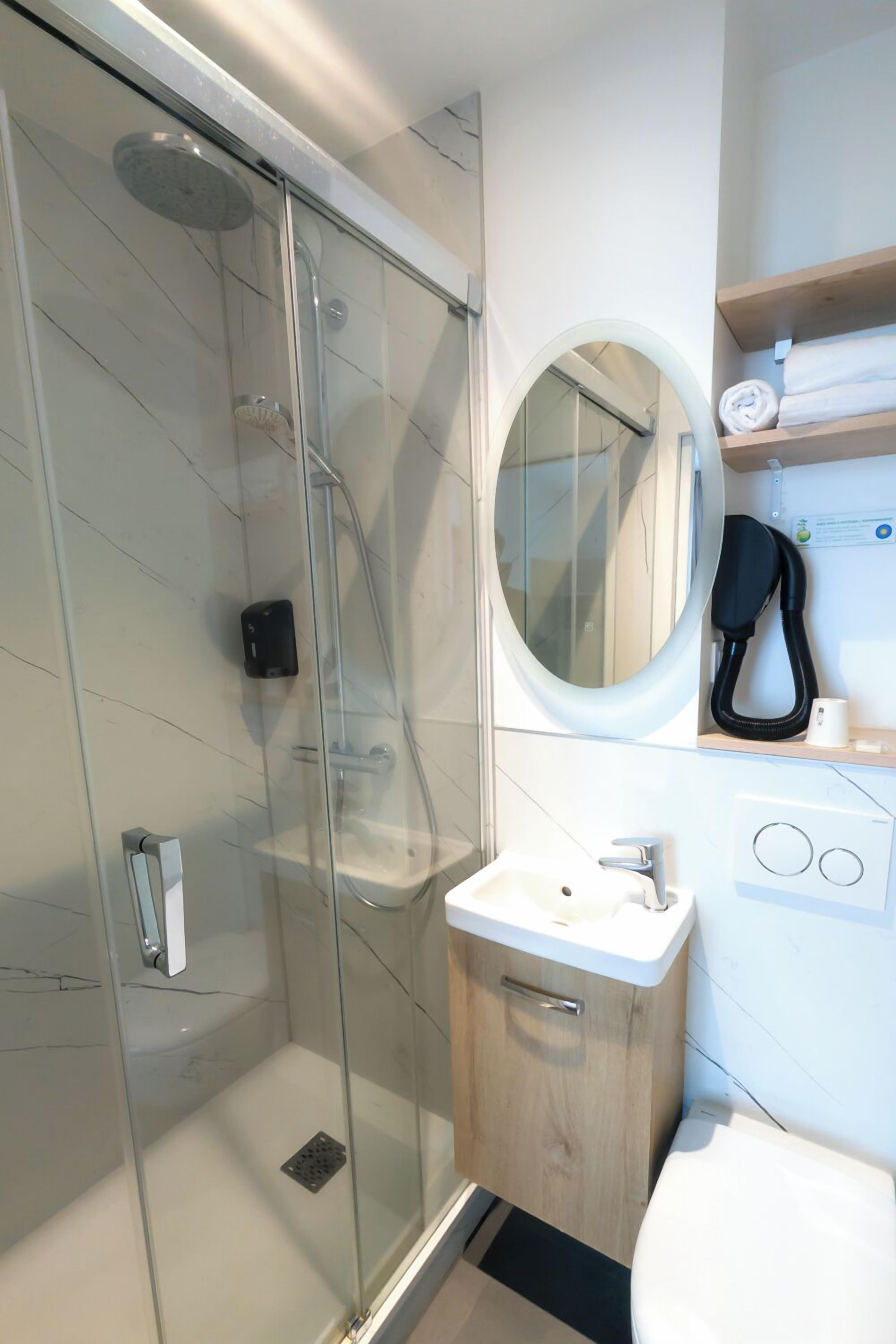 comfort double or twin room, harbour view | bathroom | shower, hair dryer, towels