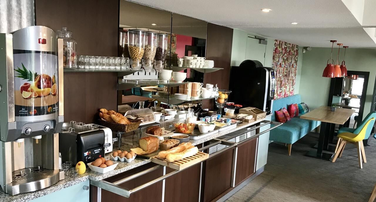 Frukostbuffé varje dag (EUR 14.00 per person)