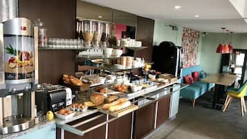 Petit déjeuner buffet (14.00 EUR par personne)