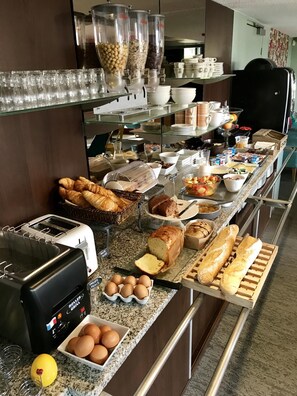 Daily buffet breakfast for a fee - LOGIS Novalis (Gradignan)