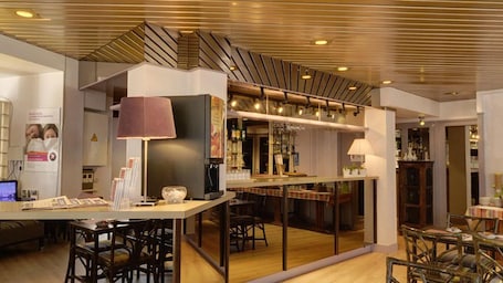 Bar (en la propiedad). Hôtel de l'Orme, Akena, Evreux