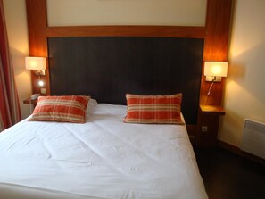 Premium bedding, desk, iron/ironing board, free WiFi