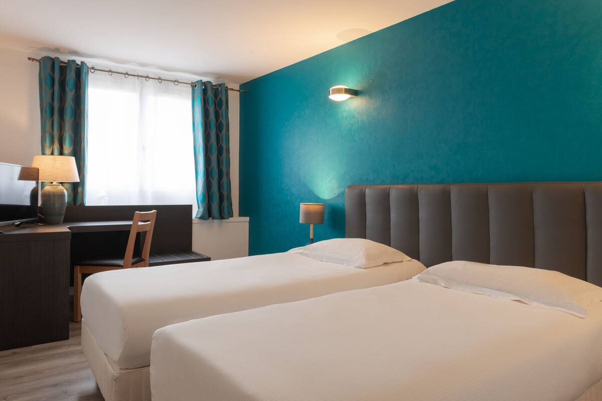 Habitación estándar con 2 camas individuales | Ropa de cama de alta calidad y escritorio