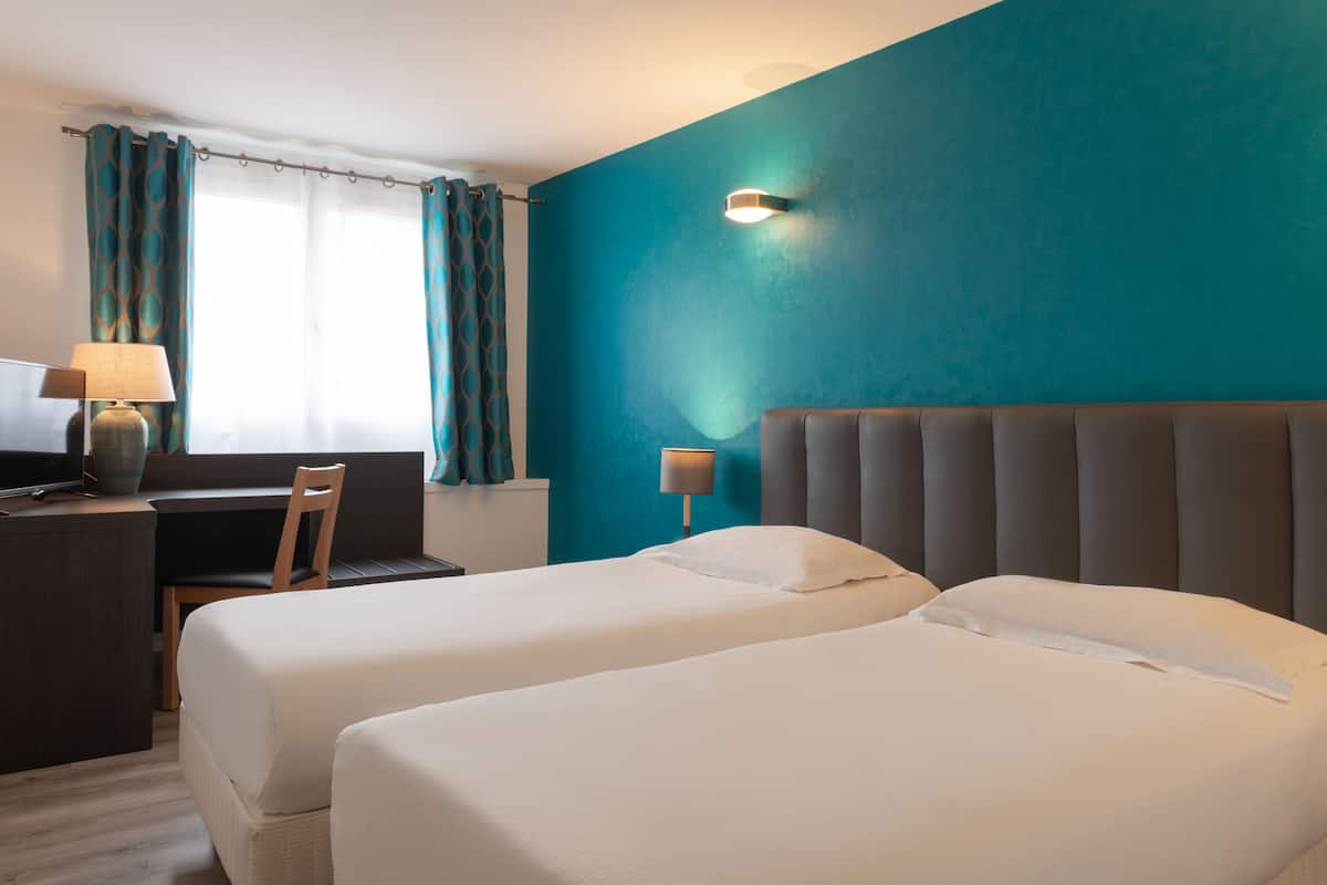 Camera Standard con 2 letti singoli | Biancheria da letto di alta qualità, una scrivania, ferro/asse da stiro