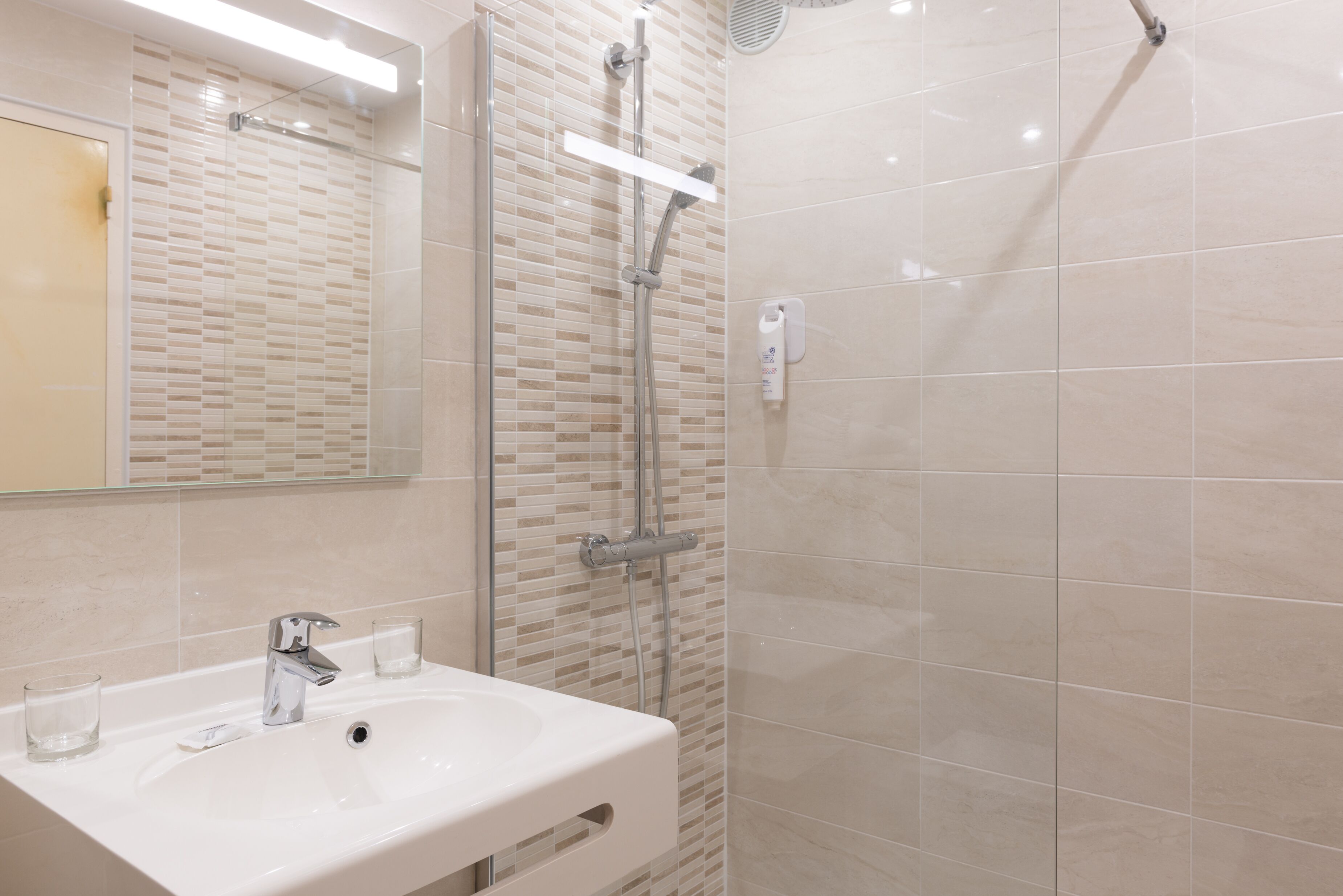 standard double room | premium bedding, desk, iron/ironing board, free wifi