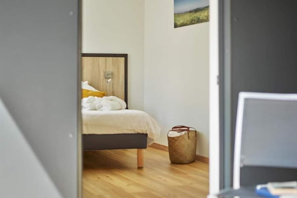 iron/ironing board, free wifi