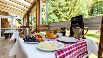 Frukost (EUR 9 per person)