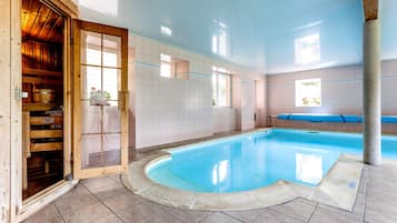 Piscine couverte, chaises longues