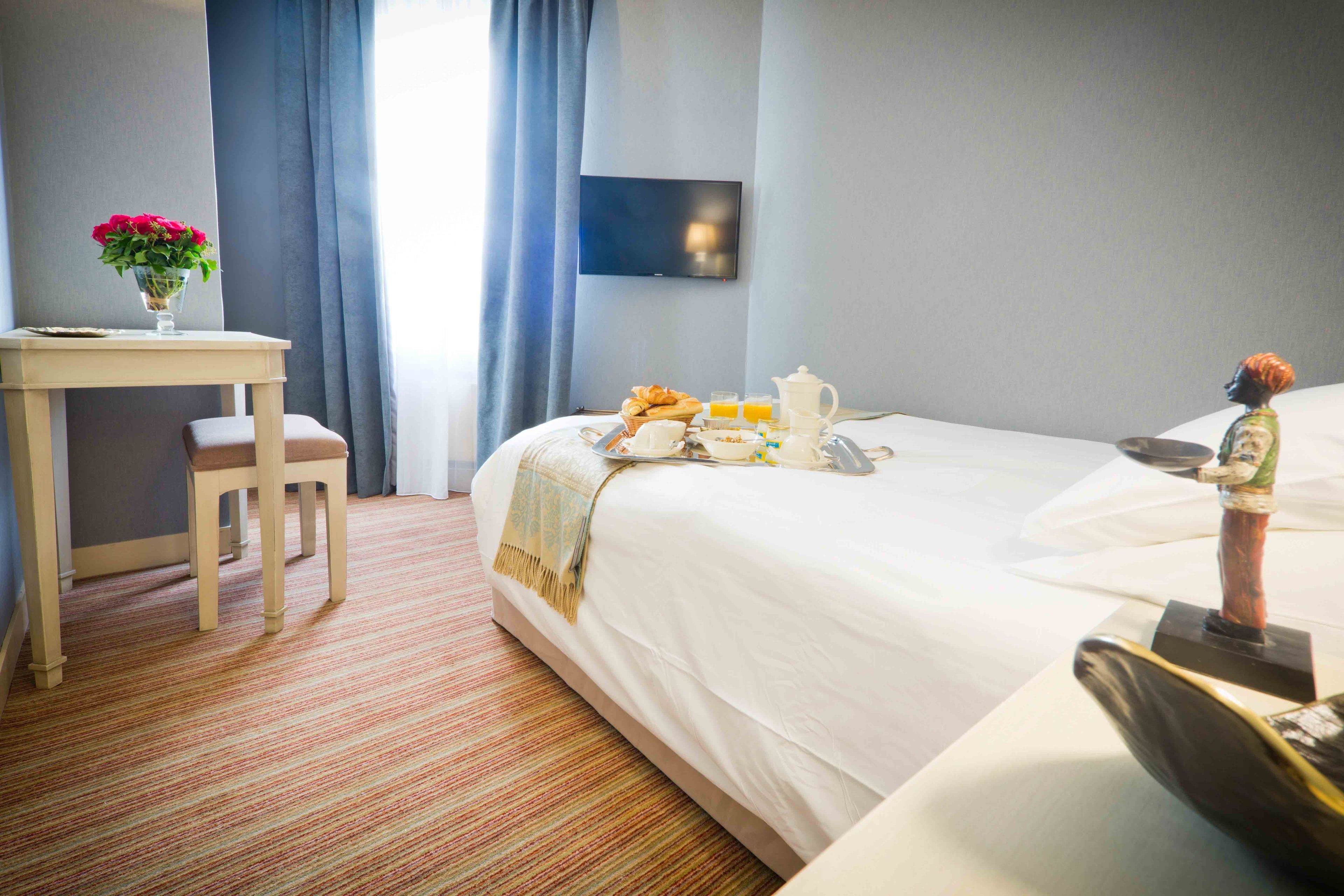 desk, laptop workspace, blackout curtains, free cots/infant beds