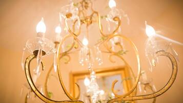 Un candelabro con múltiples bombillas y un armazón de metal dorado.