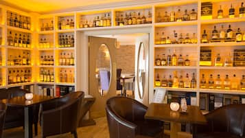 2 bars/lounges