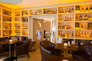 2 bars/lounges