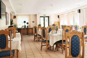 Breakfast, lunch, dinner served; garden views 