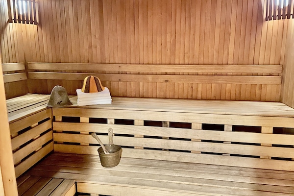 Desk, soundproofing, iron/ironing board, free WiFi