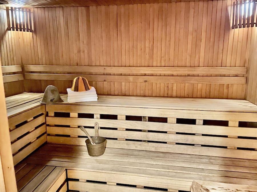 Escritorio, insonorización, tabla de planchar con plancha y wifi gratis