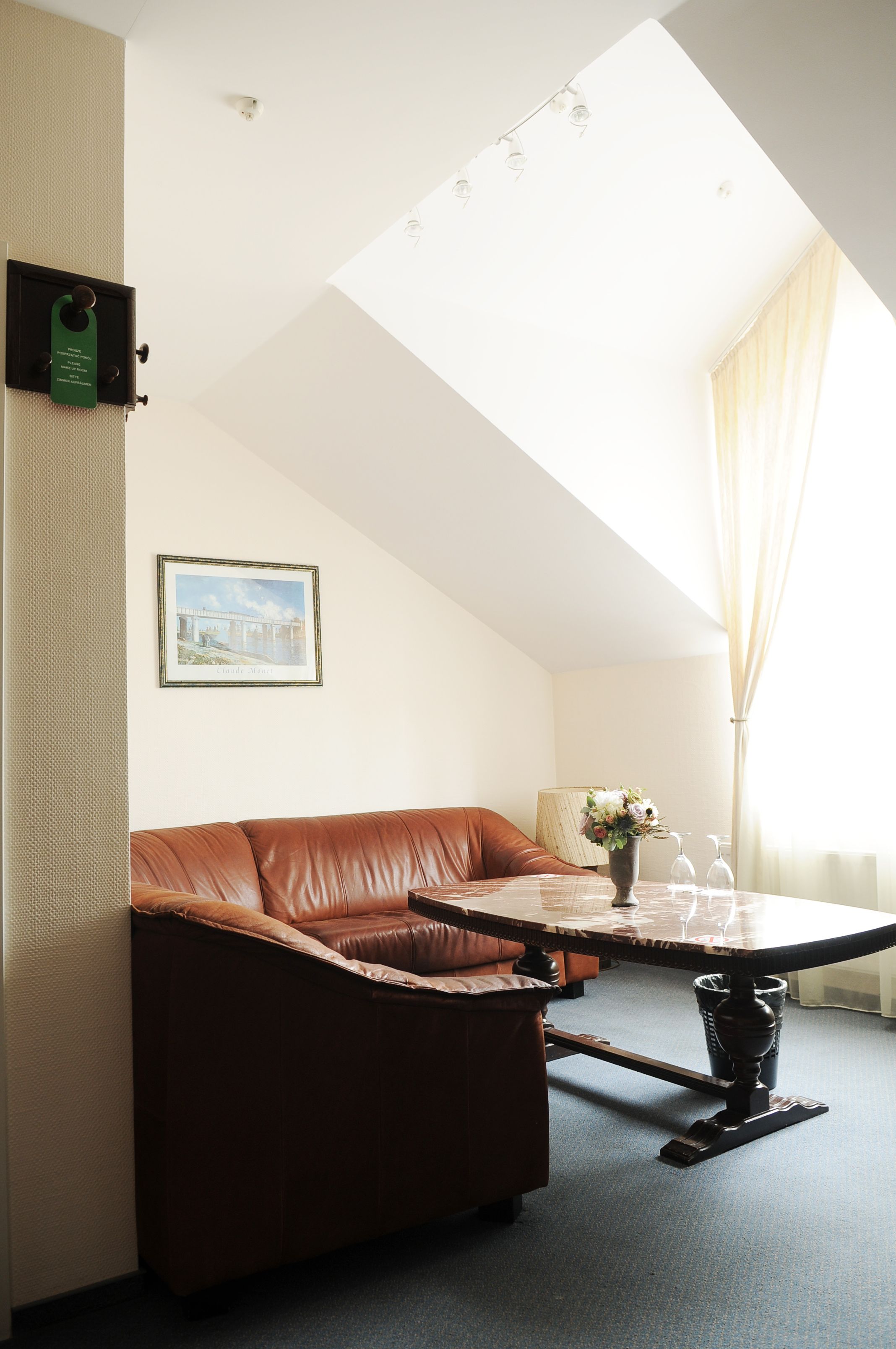 superior double or twin room single use | living area