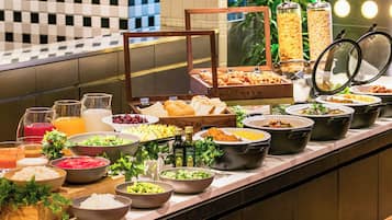 Petit déjeuner buffet (2400 JPY par personne)