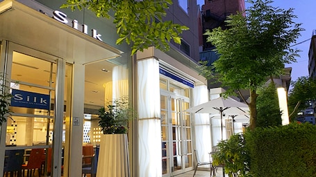 Se sirven desayunos, almuerzos y cenas; cocina europea moderna