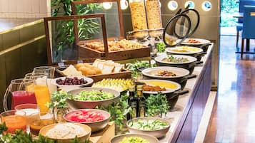 Daily buffet breakfast (JPY 2400 per person)