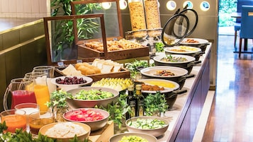 Daily buffet breakfast (JPY 2400 per person)