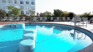 Innenpool, Außenpool, Sonnenschirme, Liegestühle
