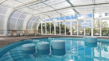 Piscine couverte, piscine extérieure, parasols de plage, chaises longues