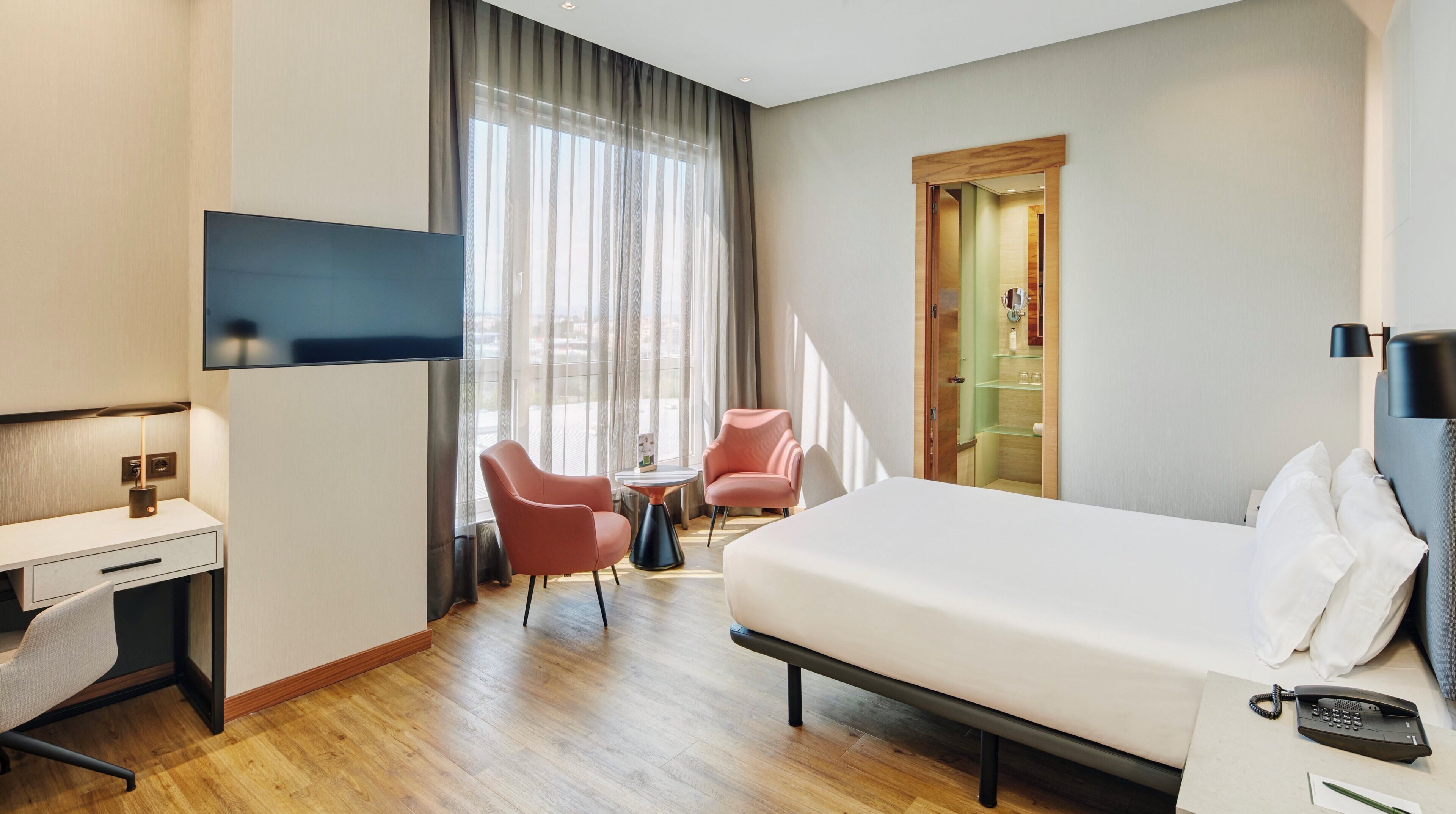 Habitación superior | Ropa de cama de alta calidad, edredón y minibar 