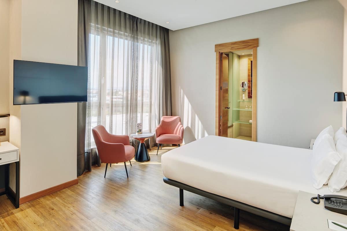Habitación superior | Ropa de cama de alta calidad, edredón y minibar