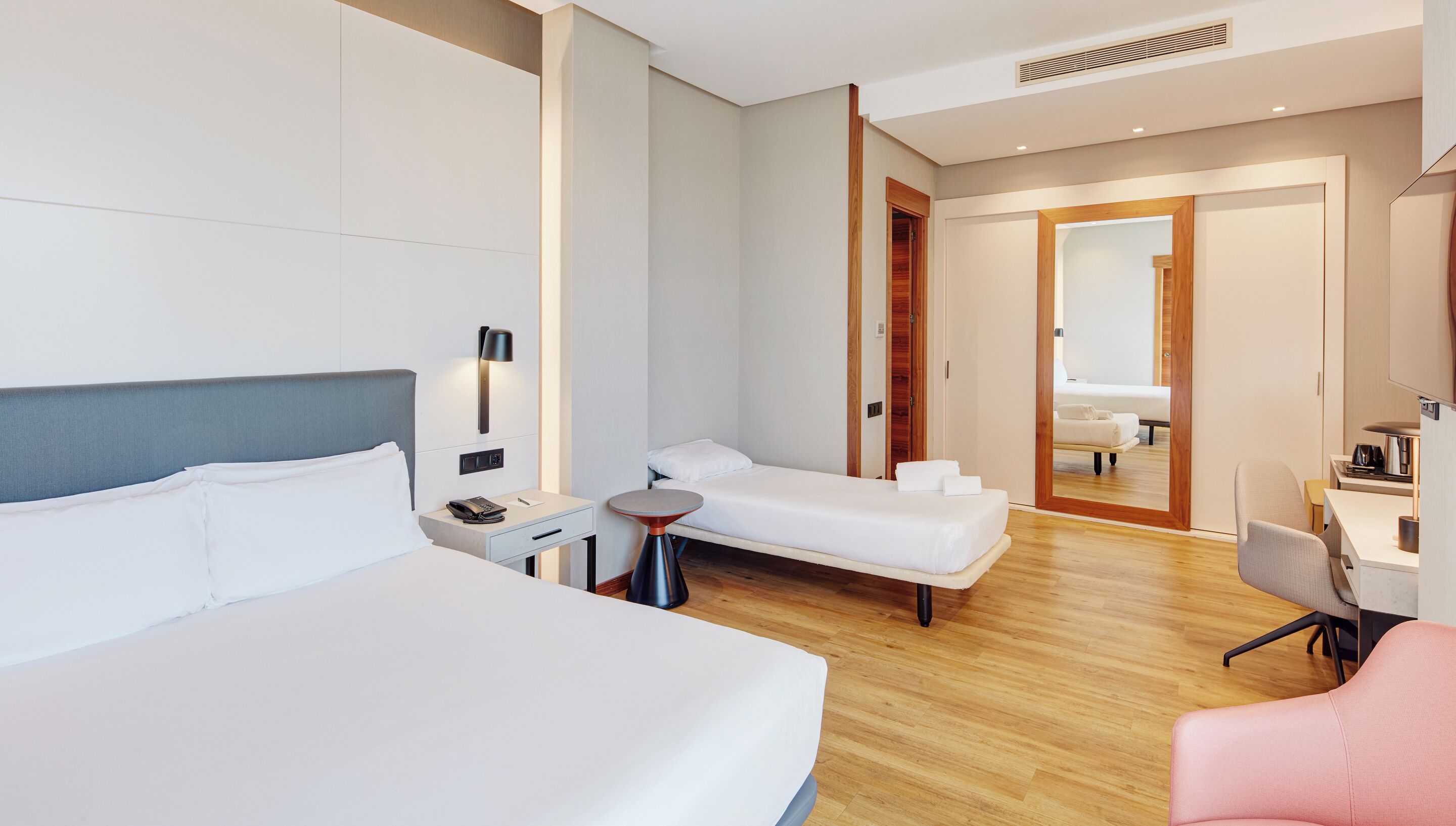Hochwertige Bettwaren, Daunenbettdecken, Minibar, Zimmersafe