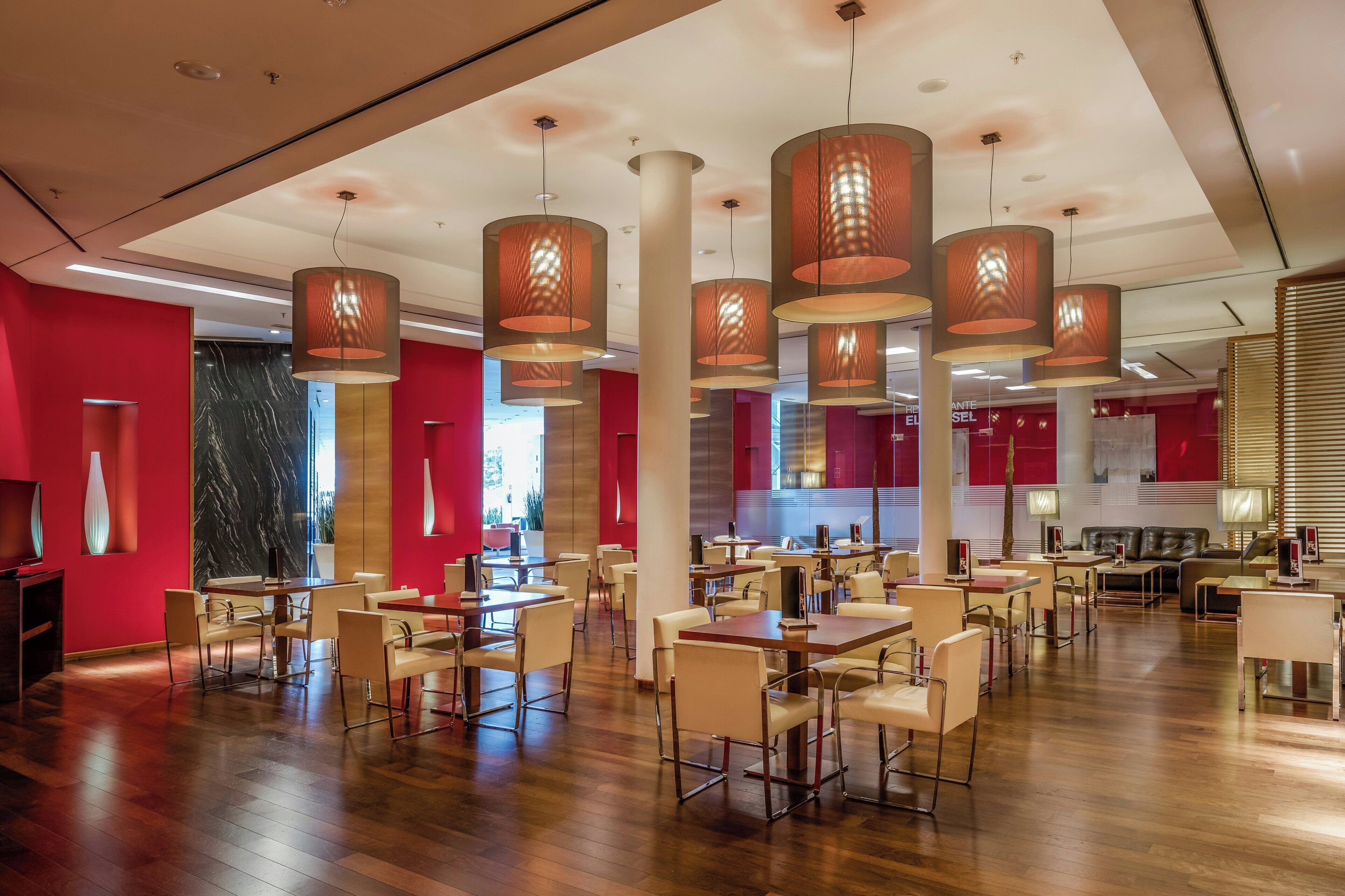 ランチ、ディナーに営業