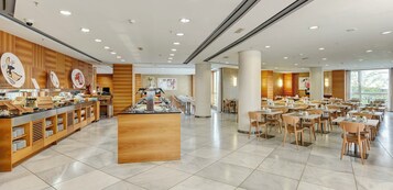 Se ofrece un desayuno bufé todos los días (por un coste adicional)