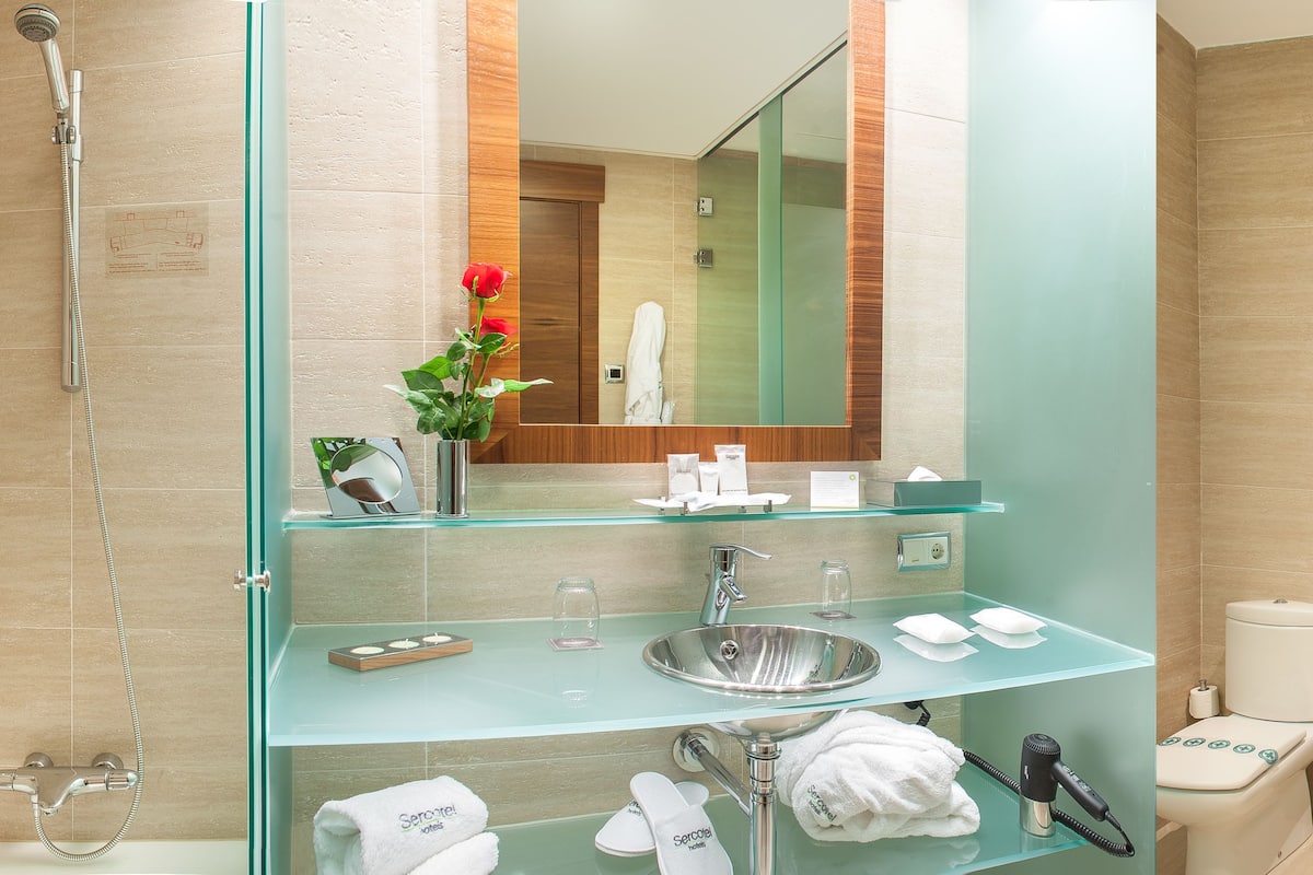 Bathtub, rainfall showerhead, free toiletries, hair dryer