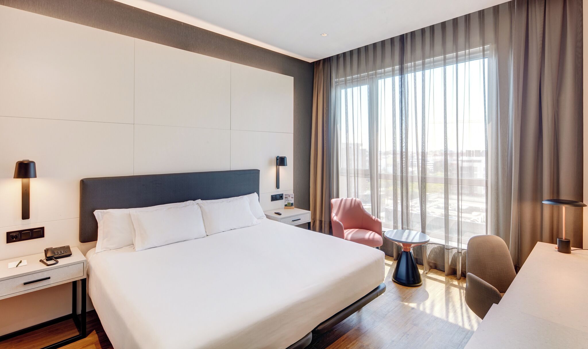 Hochwertige Bettwaren, Daunenbettdecken, Minibar, Zimmersafe
