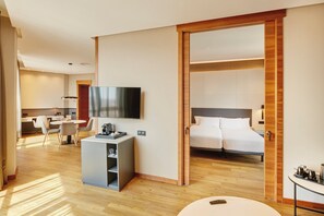 Suite junior | Ropa de cama de alta calidad, edredones de plumas, minibar y caja fuerte
