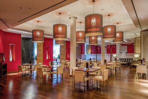 供应午餐和晚餐