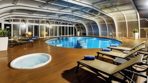 An indoor swimming pool with lounge chairs and a hot tub. - Sercotel Sorolla Palace Hotel (Valencia)